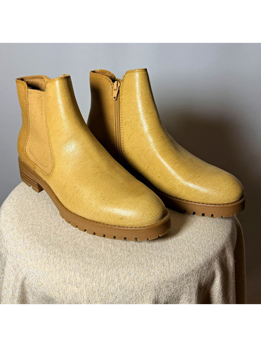 Baretraps Women’s Tan Ankle Bootie Zip Round Toe Lug Sole Size 8.5